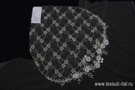 Аппликация на сетке (н) бежевое кружево расшитое белым стеклярусом (3 детали) Valentino - итальянские ткани Тессутидея арт. F-2935