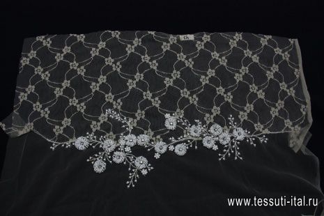 Аппликация на сетке (н) бежевое кружево расшитое белым стеклярусом (3 детали) Valentino - итальянские ткани Тессутидея арт. F-2935