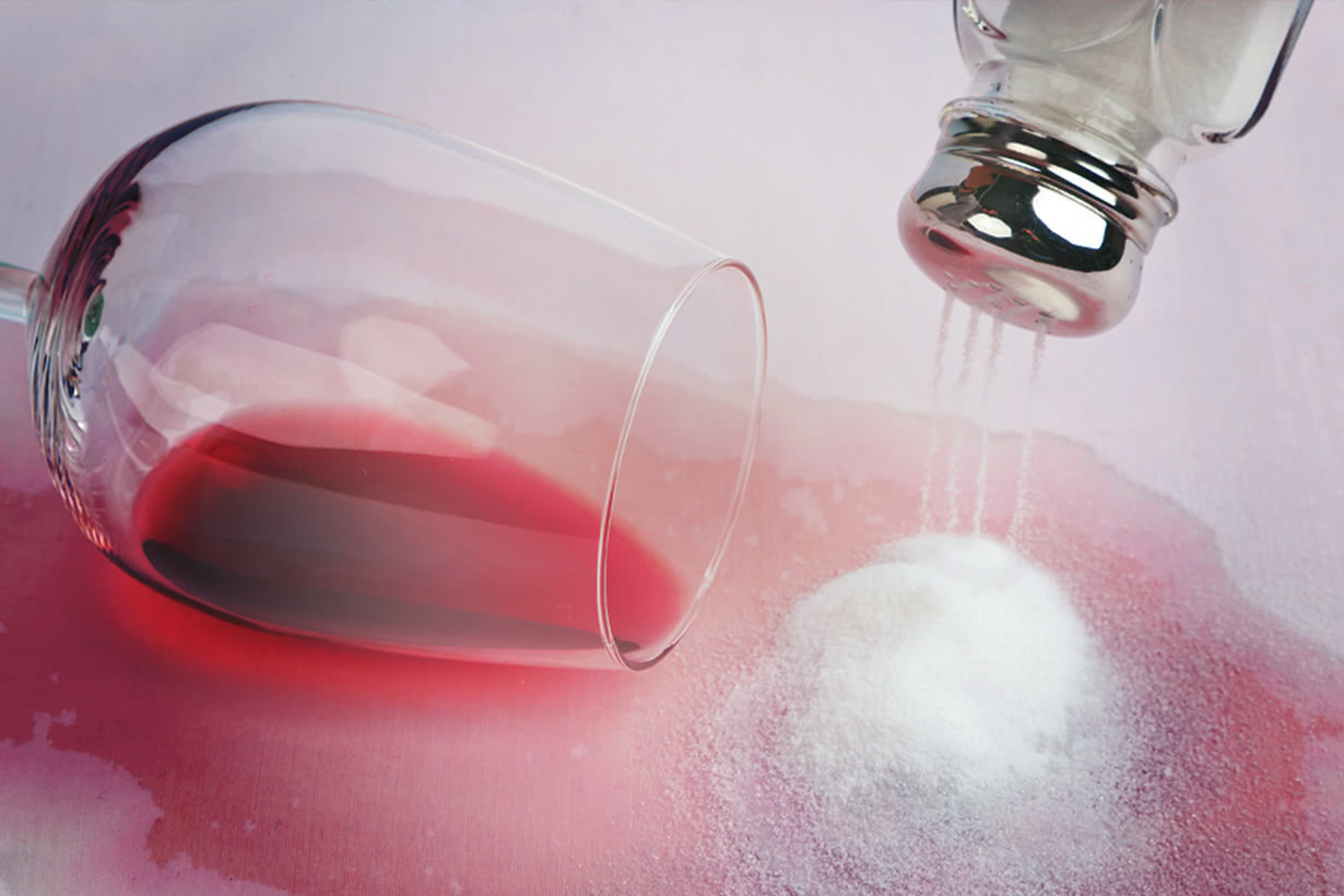 Как вывести пятно с помощью соли