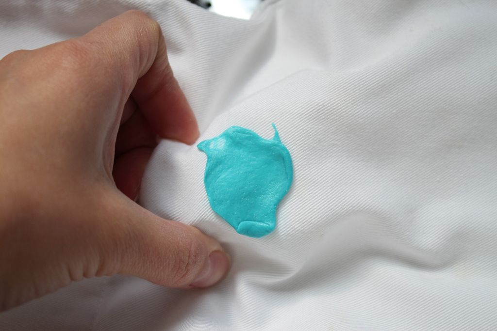 Как убрать пластилин с одежды: 5 способов вывести пятно с ткани
