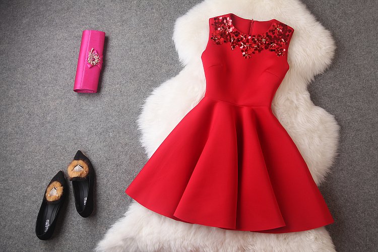 Украшение красного платья фурнитурой