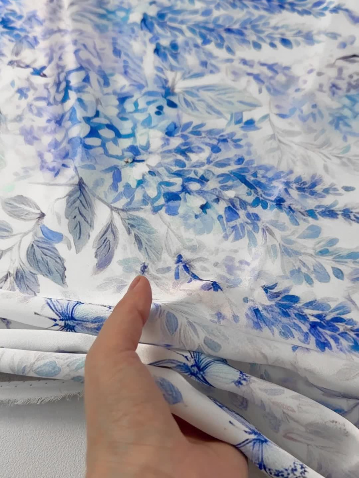 Шелк атлас (н) голубой цветочный рисунок на белом - итальянские ткани Тессутидея арт. 10-4865