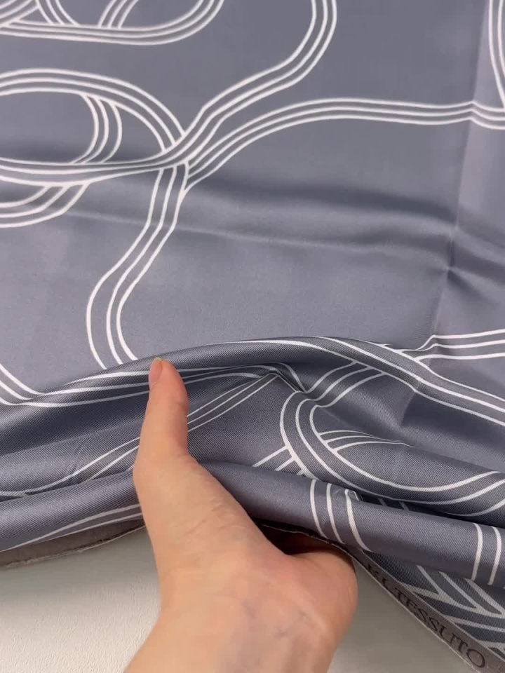 Шелк твил (н) белая геометрическая абстракция на серо-голубом - итальянские ткани Тессутидея арт. 10-4874