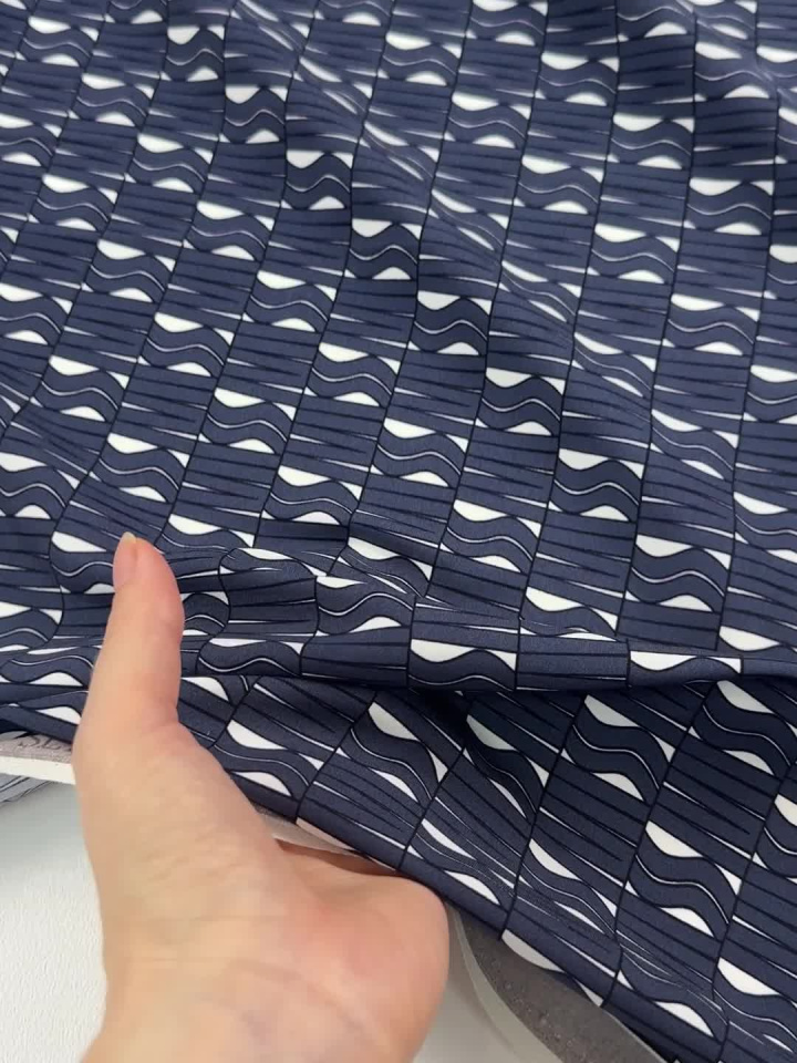 Шелк атлас стрейч (н) серый геометрический рисунок на белом - итальянские ткани Тессутидея арт. 10-4867