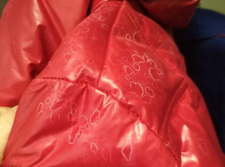 красная куртка с разводами