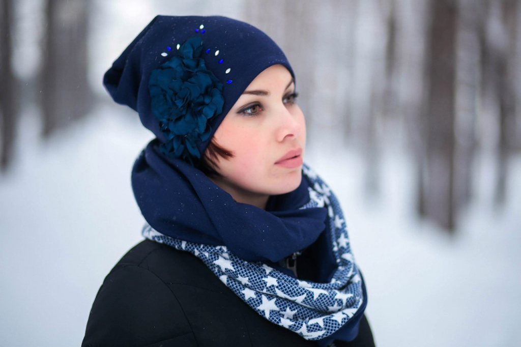 девушка в синем шарфе