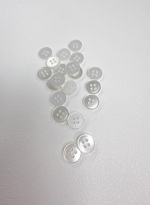 Пуговица пластик 4 прокола d-9мм белая - в интернет-магазине тканей Тессутидея арт. F-7138