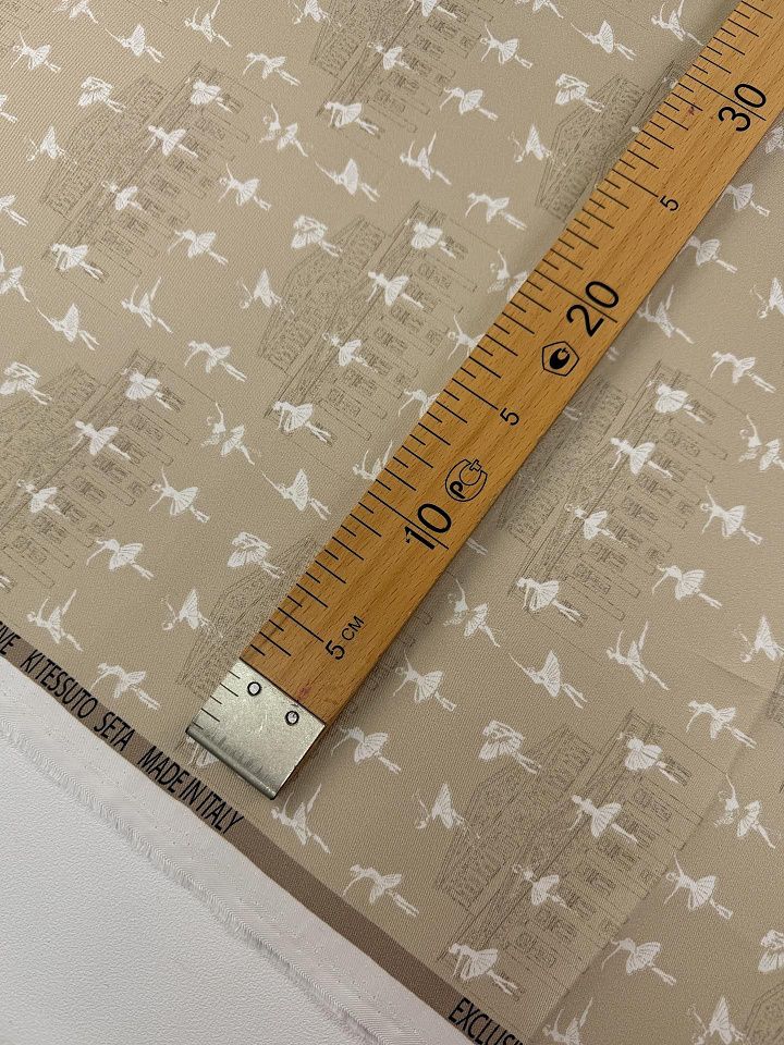 Шелк твил (н) театр и балерины на бежевом - итальянские ткани Тессутидея арт. 10-4864