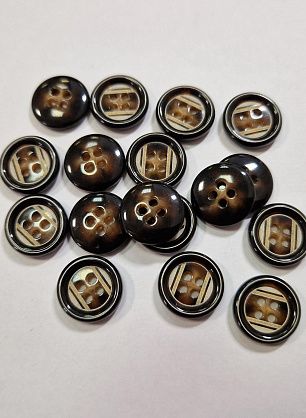 Пуговица костюмная пластик 4 прокола d-15мм коричневая с молочными полосами - в интернет-магазине тканей Тессутидея арт. F-6007