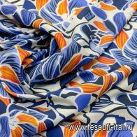 Шелк атлас стрейч (н) сине-оранжево-голубой цветочный орнамент на айвори - итальянские ткани Тессутидея арт. 02-8561