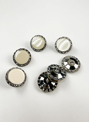 Пуговица комбинированная на ножке металл серебро со стразами и молочной вставкой d-26мм  - итальянские ткани Тессутидея.