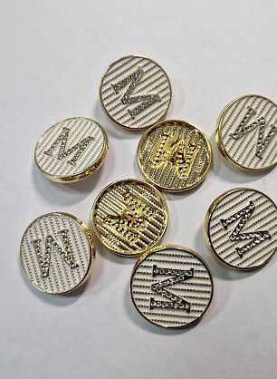 Пуговица металл золото эмалированная на ножке d-25мм буква "М" из страз на белом - в интернет-магазине тканей Тессутидея арт. F-5727