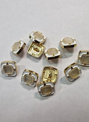 Пуговица металл золото на ножке d-12мм бело-бежевый квадрат - в интернет-магазине тканей Тессутидея арт. F-5738