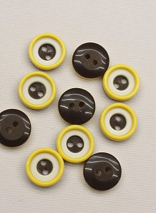 Пуговица пластик 2 прокола d-12мм коричневая с бело-желтым ободком - в интернет-магазине тканей Тессутидея арт. F-6570