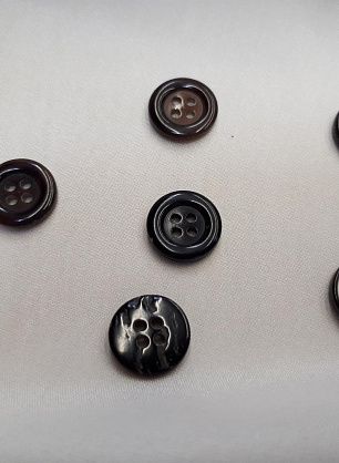 Пуговица ракушка 4 прокола d-12мм коричневая - в интернет-магазине тканей Тессутидея арт. F-3938