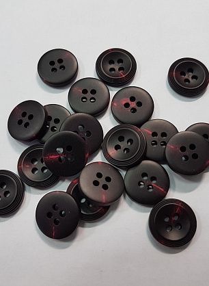 Пуговица пластик 4 прокола d-15мм черная с красными вкраплениями - в интернет-магазине тканей Тессутидея арт. F-5385