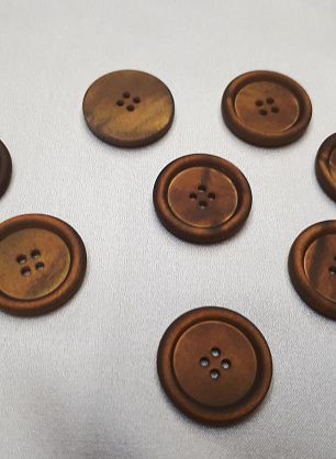 Пуговица пластик 4 прокола d-18мм коричневая - итальянские ткани Тессутидея.