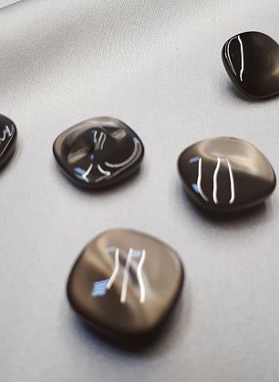 Пуговица пластик на ножке d-18мм светло-коричневая, зеленая - итальянские ткани Тессутидея F-3849