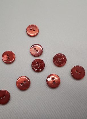 Пуговица ракушка 2 прокола d-12мм розово-красная именная - в интернет-магазине тканей Тессутидея арт. F-3961