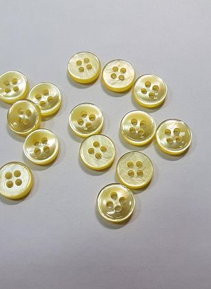 Пуговица пластик 4 прокола d-9мм желтая - в интернет-магазине тканей Тессутидея арт. F-5547