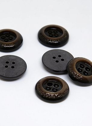 Пуговица пластик 4 прокола d-22мм коричневая Marirgarzia panizi - в интернет-магазине тканей Тессутидея арт. F-4586