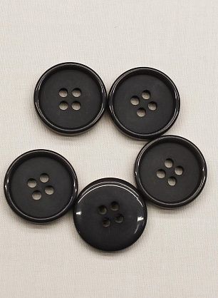 Пуговица пластик 4 прокола d-18мм темно-серая - в интернет-магазине тканей Тессутидея арт. F-6829