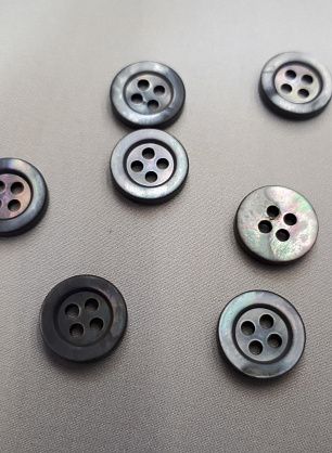 Пуговица ракушка 4 прокола d-12-13мм серо-голубая с ободком - в интернет-магазине тканей Тессутидея арт. F-3936