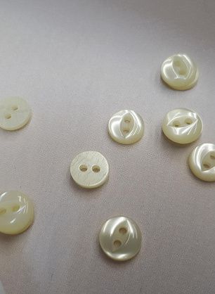 Пуговица пластик 2 прокола d-9мм молочная - в интернет-магазине тканей Тессутидея арт. F-3923