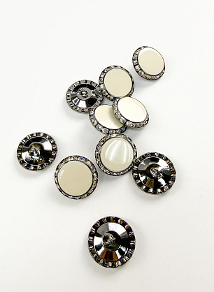 Пуговица комбинированная на ножке металл никель со стразами и молочной вставкой d-26мм  - итальянские ткани Тессутидея.
