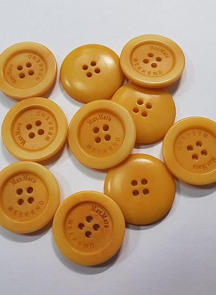 Пуговица пластик 4 прокола d-24мм шафрановая Max Mara - в интернет-магазине тканей Тессутидея арт. F-5582