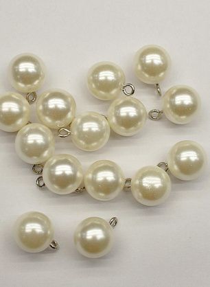 Пуговица пластик на ножке d-15мм молочная жемчужина - в интернет-магазине тканей Тессутидея арт. F-6634