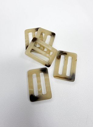 Пряжка пластик под рог 30мм бежево-коричневая - в интернет-магазине тканей Тессутидея арт. F-7166