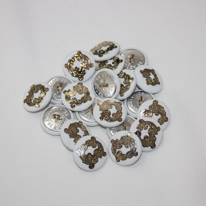 Пуговица на ножке обтянутая с металлическим тиснением  d-24mm Roberto Cavalli - итальянские ткани Тессутидея арт. F-2474