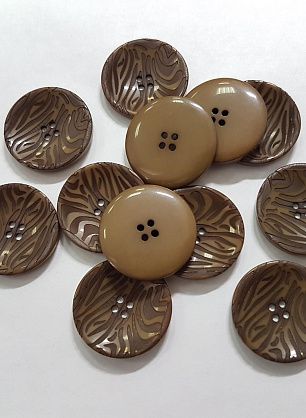 Пуговица пластик 4 прокола d-27мм хаки с растительным рисунком - в интернет-магазине тканей Тессутидея арт. F-5202
