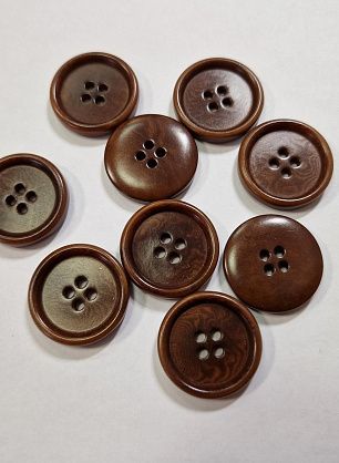 Пуговица костюмная пластик 4 прокола d-25мм коричневая - в интернет-магазине тканей Тессутидея арт. F-5951