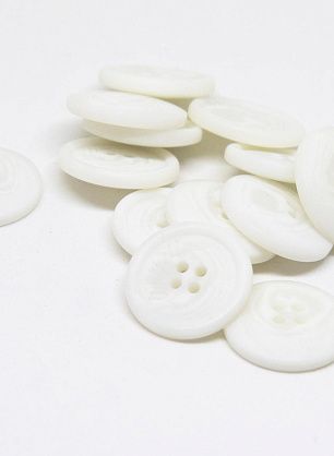 Пуговица пластик 4 прокола d-17мм белая муаровая - в интернет-магазине тканей Тессутидея арт. F-4616