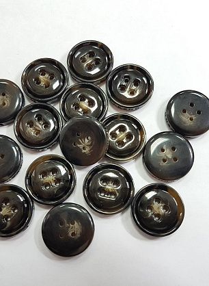 Пуговица пластик 4 прокола d-20мм бежево-коричневая Max Mara - в интернет-магазине тканей Тессутидея арт. F-5194