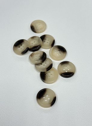 Пуговица пластик под рог 4 прокола d-20мм бежево-коричневая - итальянские ткани Тессутидея F-7168