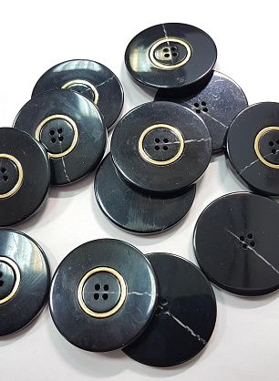 Пуговица пластик 4 прокола d-33мм черная с золотым ободком - в интернет-магазине тканей Тессутидея арт. F-5500