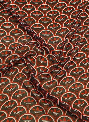 Шифон (н) красно-белый логотип на черном - в интернет-магазине тканей Тессутидея арт. 10-3963