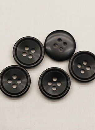 Пуговица пластик 4 прокола d-15мм черная   - в интернет-магазине тканей Тессутидея арт. F-6687