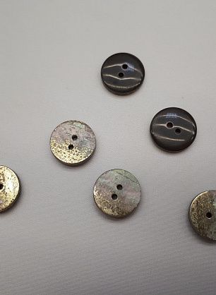 Пуговица рог 2 прокола d-17мм коричневая с золотым напылением - в интернет-магазине тканей Тессутидея арт. F-3988