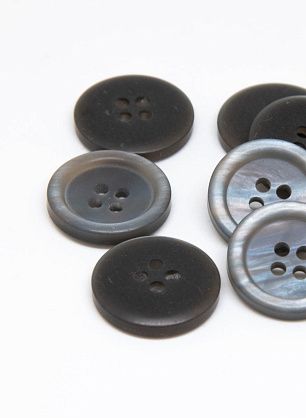 Пуговица пластик 4 прокола d-18мм серая    - в интернет-магазине тканей Тессутидея арт. F-4693