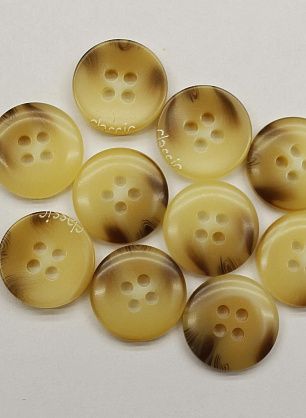 Пуговица пластик 4 прокола d-15мм бежево-коричневая с надписью - в интернет-магазине тканей Тессутидея арт. F-6671