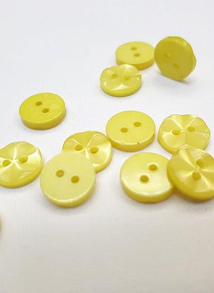 Пуговица пластик 2 прокола d-9мм желтая - в интернет-магазине тканей Тессутидея арт. F-4196
