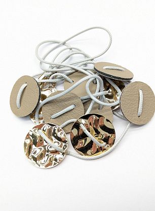 Подвеска на шнуре бежево-золотая 48см - в интернет-магазине тканей Тессутидея арт. F-6173