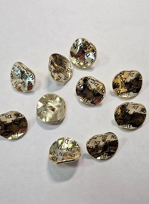 Пуговица металл золото на ножке d-15мм фактурная - в интернет-магазине тканей Тессутидея арт. F-5748