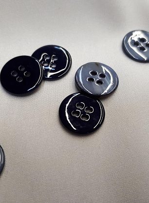 Пуговица ракушка 4 прокола d-14мм темно-синяя - в интернет-магазине тканей Тессутидея арт. F-3921