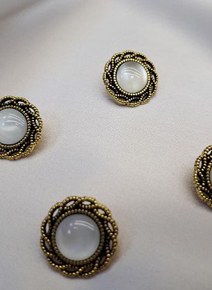 Пуговица металл золото на ножке с белой перламутровой вставкой d-18мм  - в интернет-магазине тканей Тессутидея арт. F-3892