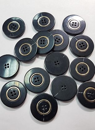 Пуговица пластик 4 прокола d-25мм черная с золотым ободком - в интернет-магазине тканей Тессутидея арт. F-5499